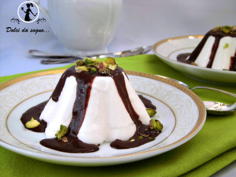 Biancomangiare con salsa di cioccolato