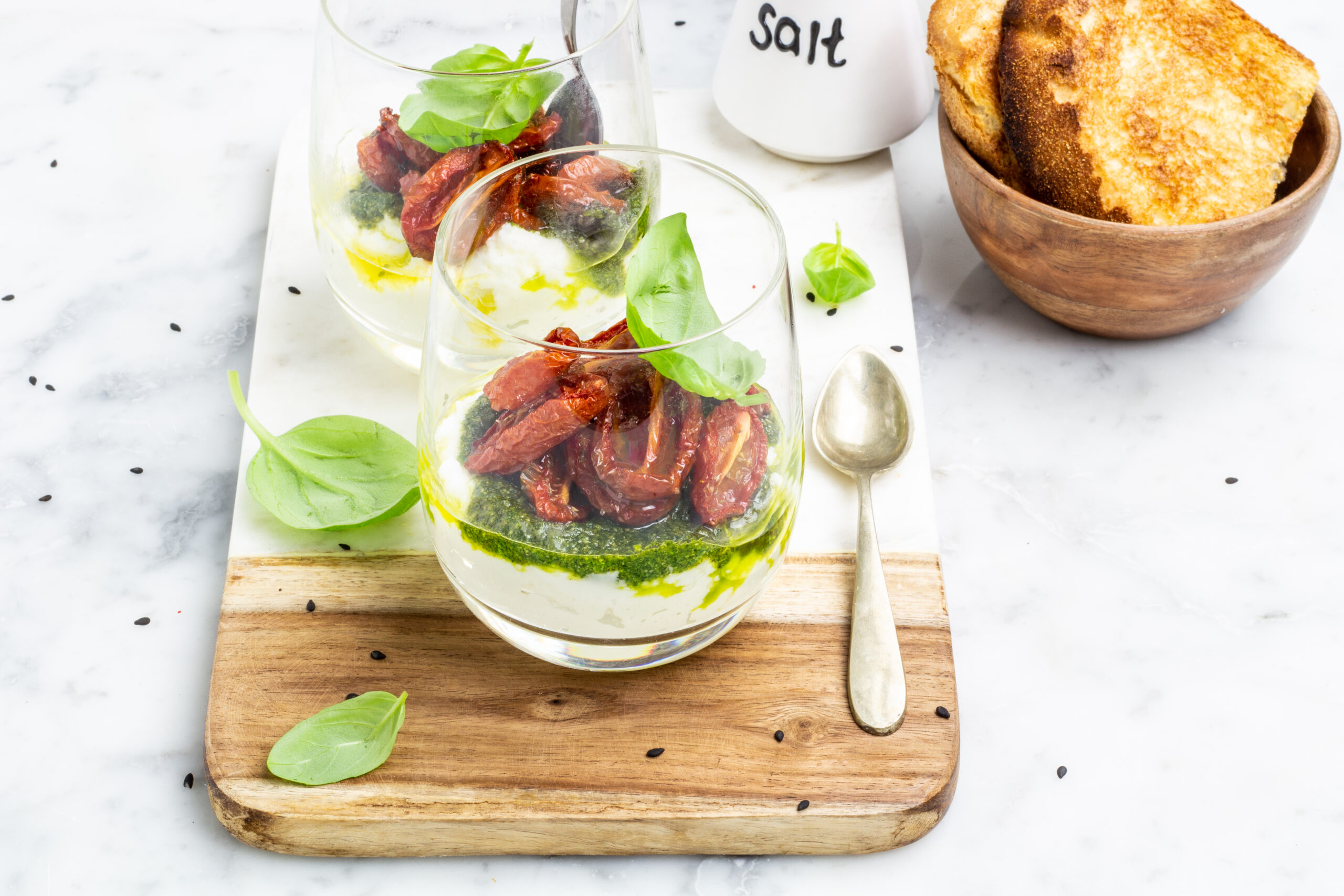Bicchierini di caprese con bufala, confit e riduzione di basilico