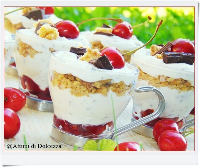 Bicchierini di ciliegie con ricotta e crumble