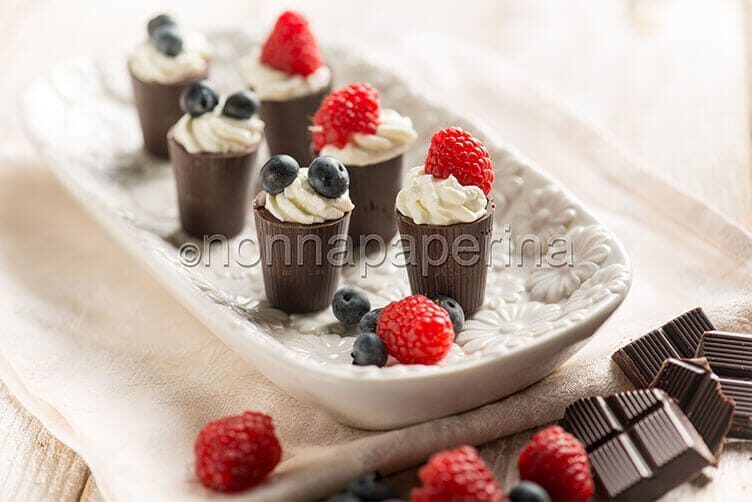 Bicchierini di cioccolato con panna, un dessert creativo