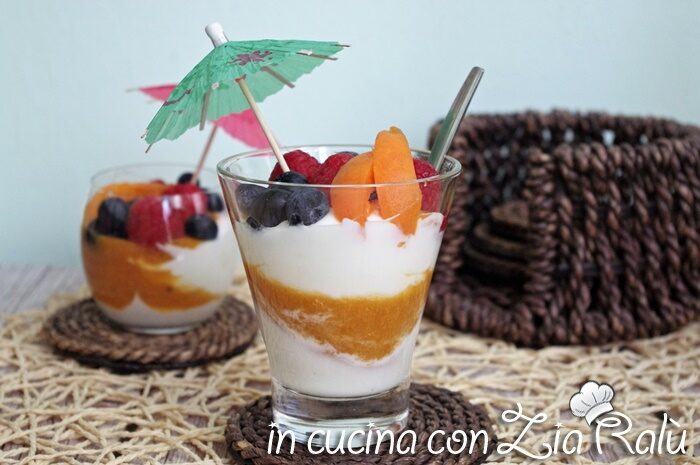Bicchierini yogurt greco albicocche e chiodi di garofano