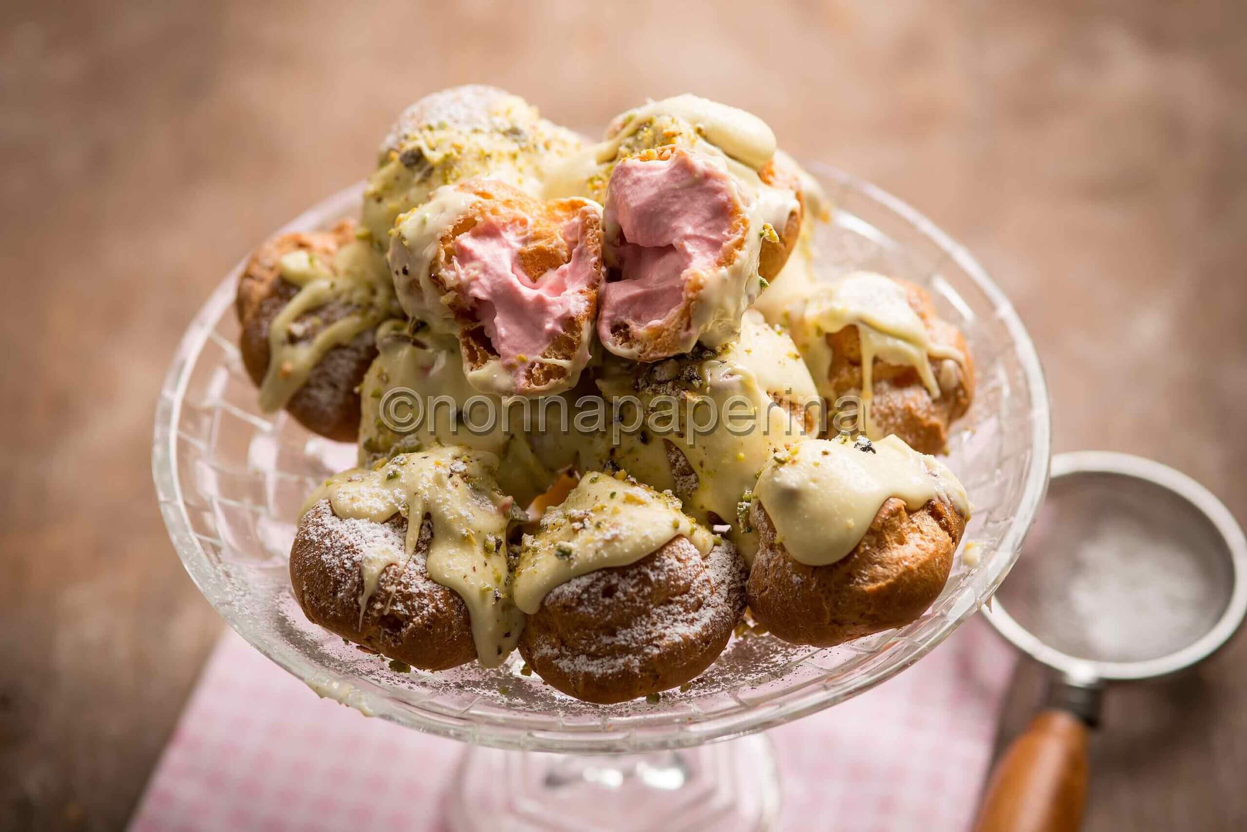 Bignè ai lamponi e panna, un dolce unico con la pasta choux