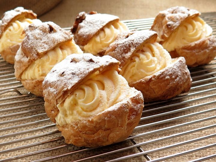 Bignè ripieni di crema diplomatica