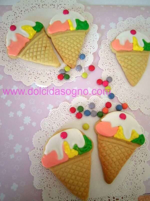 Biscotti a forma di cono gelato