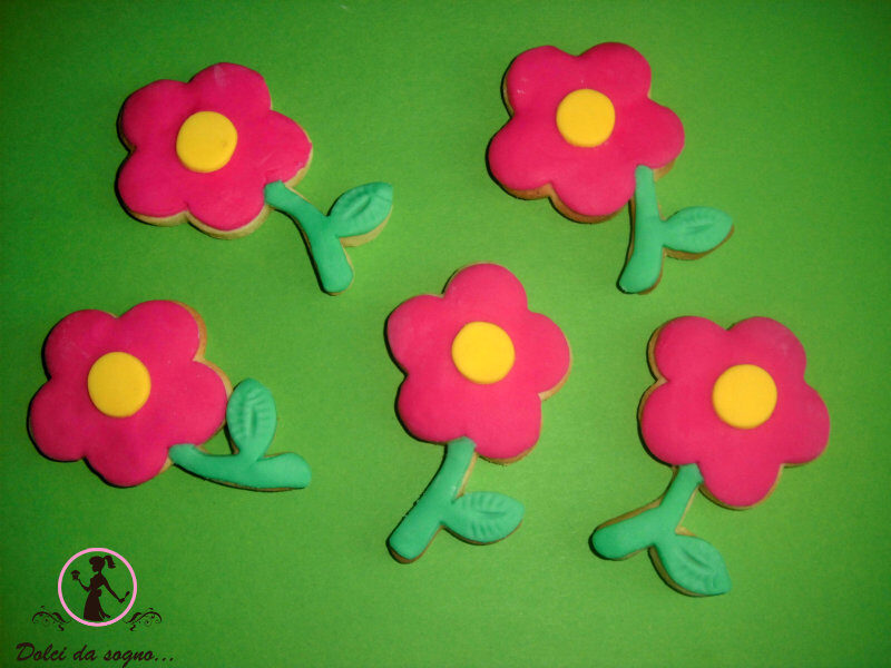 Biscotti al burro a forma di colorati fiorellini