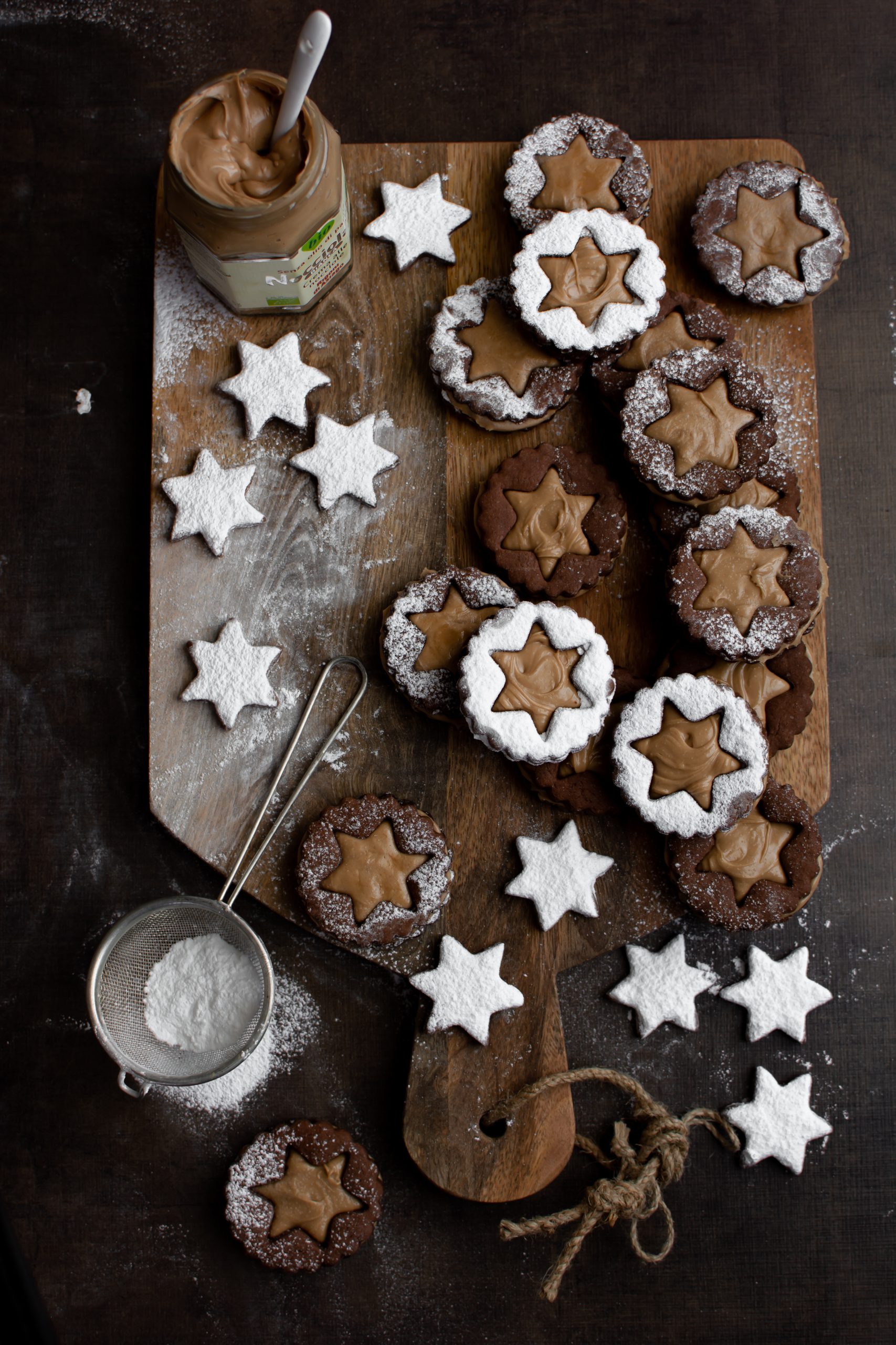 Biscotti al cacao con crema alle nocciole