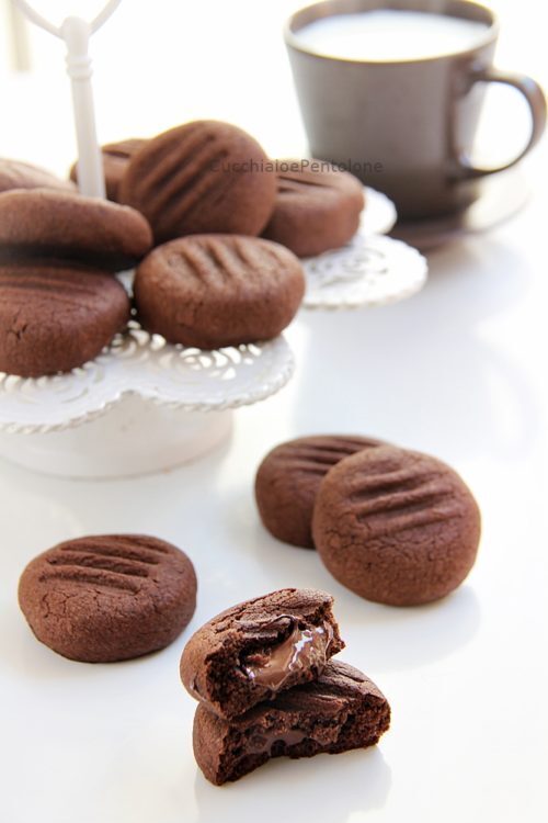 Biscotti al cacao ripieni di cioccolato fondente