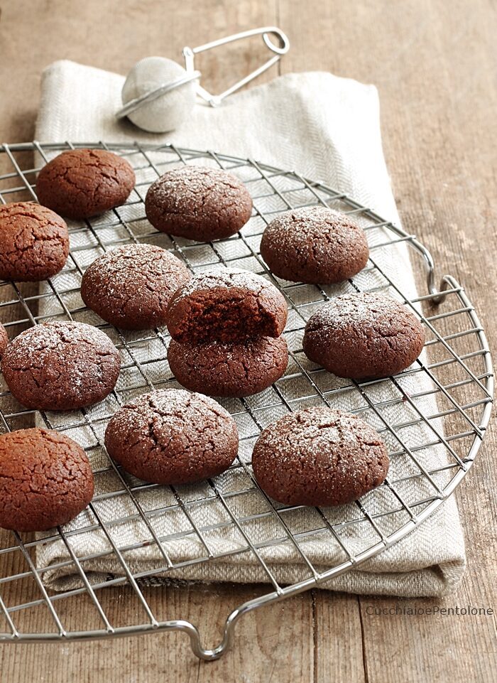 Biscotti al cioccolato, caffe’ e spezie