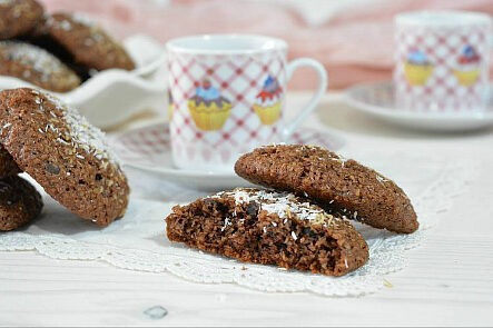 Biscotti al cocco e cacao con gocce di cioccolato