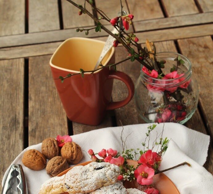 Biscotti cicciottelli con noci e uvetta