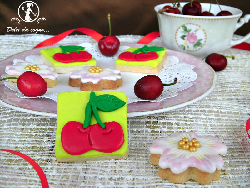 Biscotti con ciliegie in pasta di zucchero