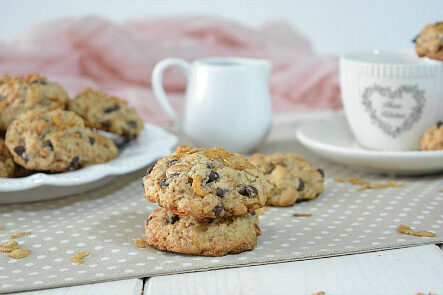 Biscotti con fiocchi di farro e gocce di cioccolato