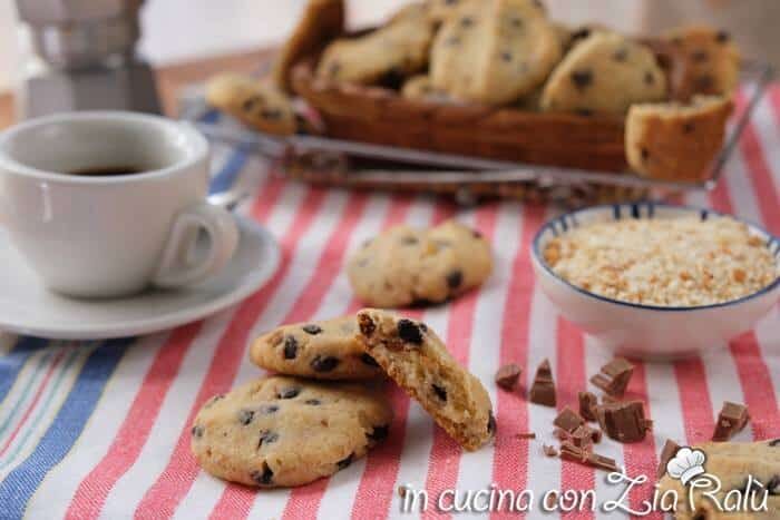 Biscotti con pane raffermo e cioccolata