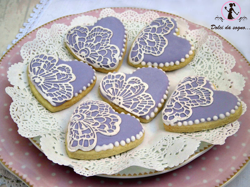 Biscotti decorati con pizzi di zucchero