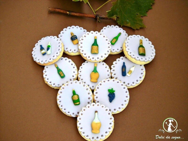 Biscotti decorati con uva e bottiglie di vino