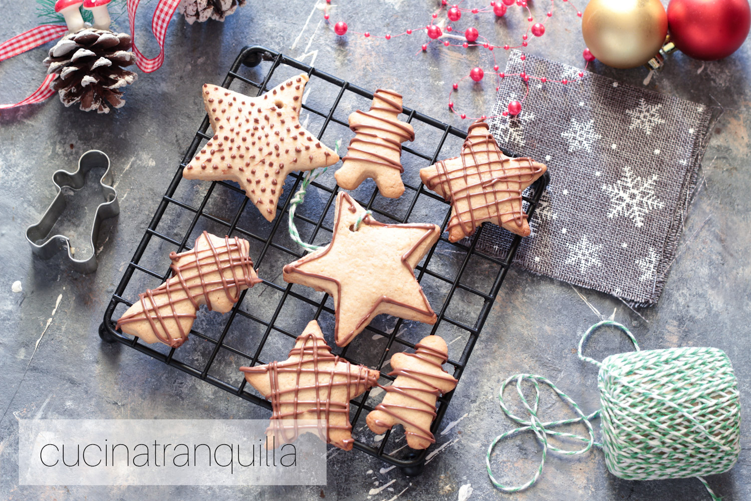 Biscotti decorati di natale con frolla alla cannella