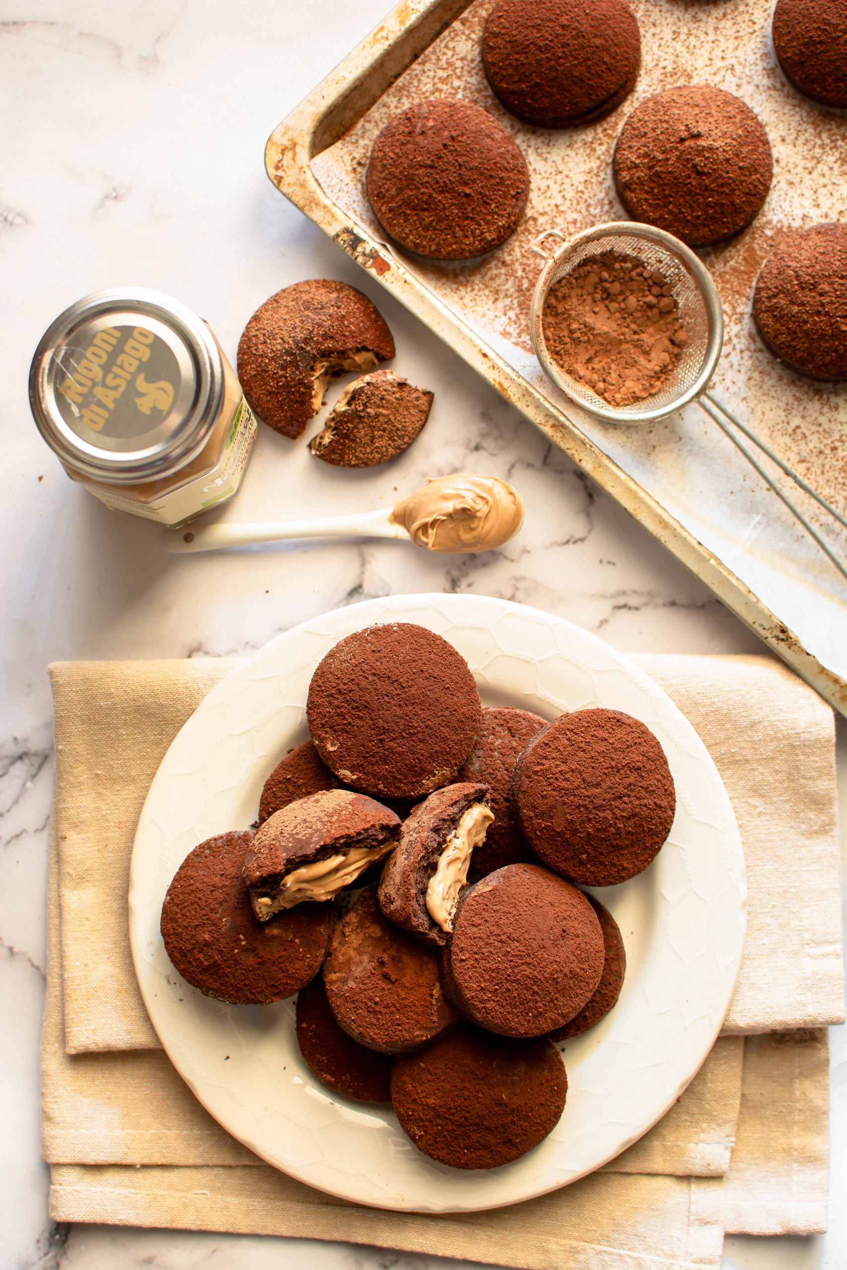 Biscotti di frolla al cacao ripieni