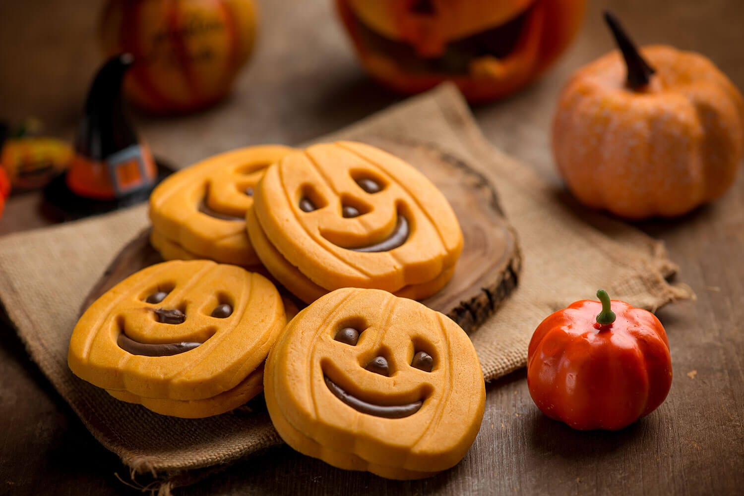 Biscotti di zucca con crema al gianduia per halloween