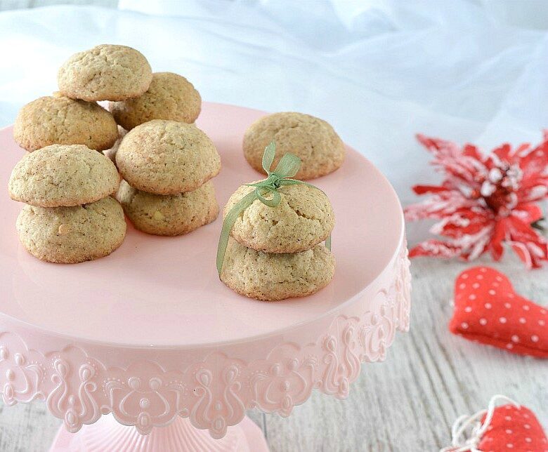 Biscotti morbidi alla cannella e cioccolato bianco