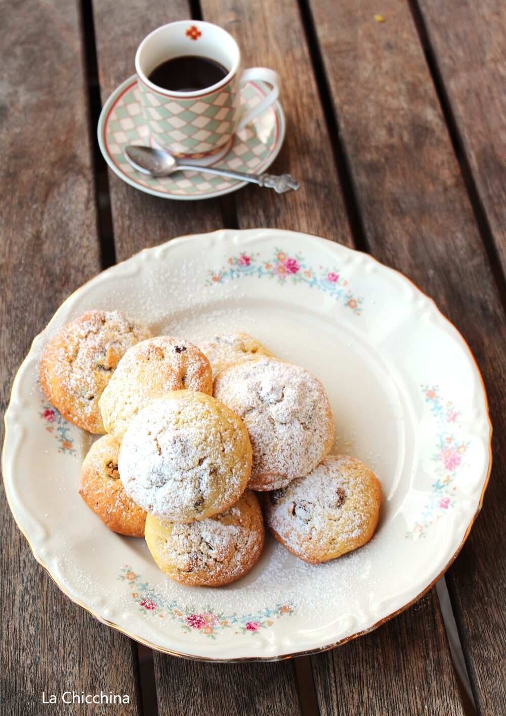 Biscotti morbidi con uvetta, noci e cannella