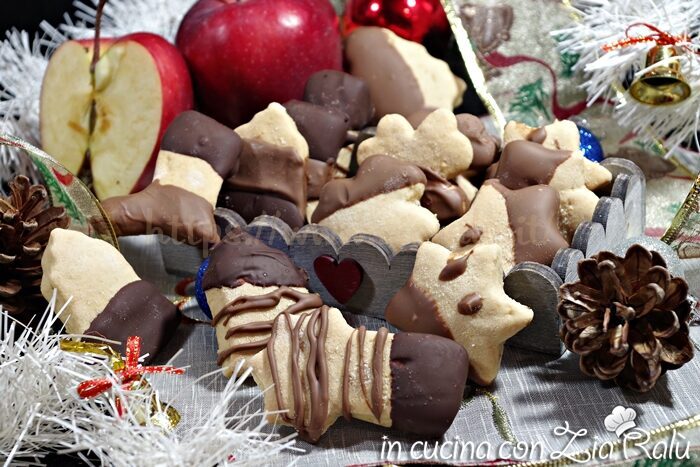 Biscotti natalizi alla mela e cannella