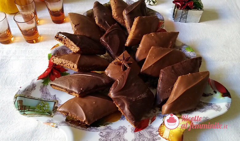 Biscotti natalizi: mostaccioli morbidi ripieni