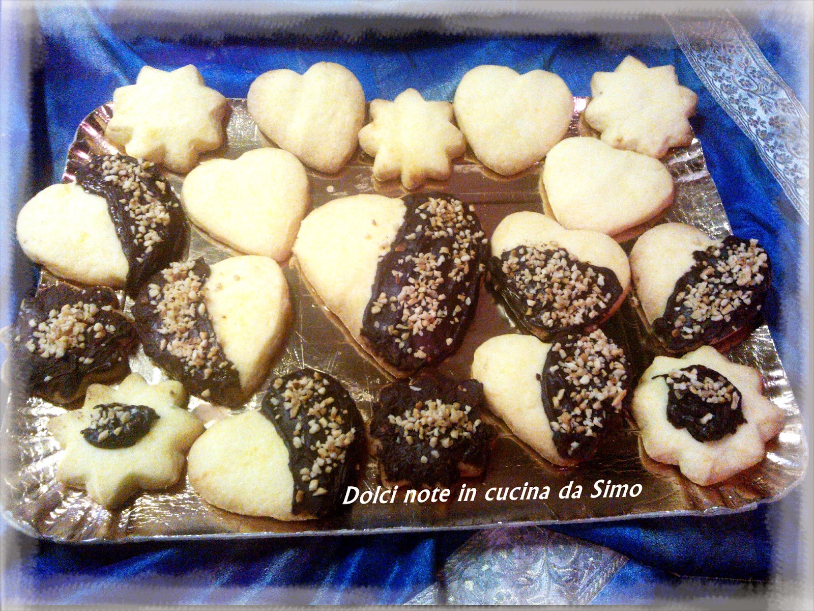 Biscotti ricoperti al cioccolato e granella di nocciole