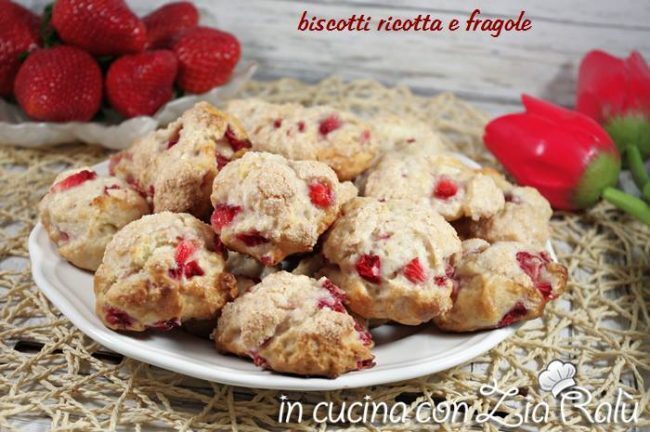 Biscotti ricotta e fragole senza uova