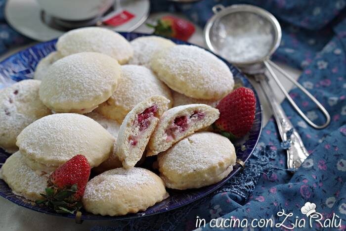 Biscotti ripieni di fragole e mascarpone