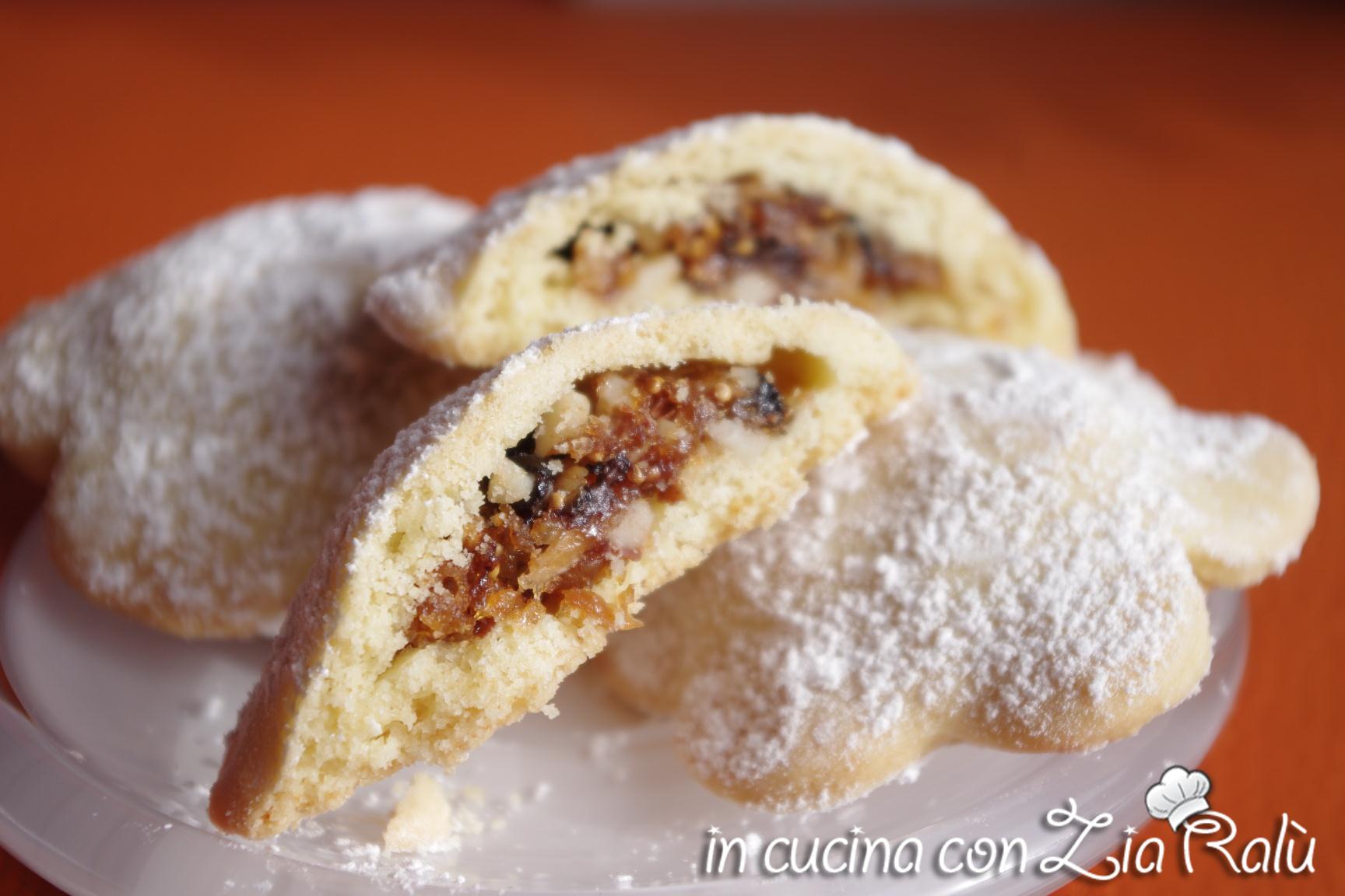 Biscotti ripieni fichi, cioccolata, mandorle