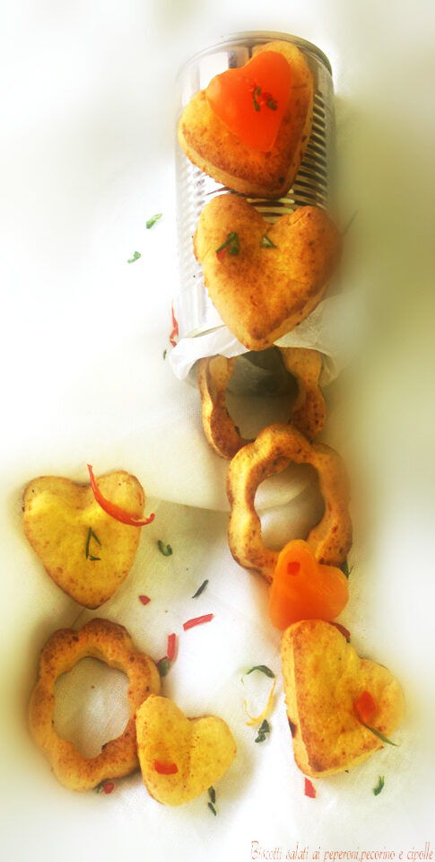 Biscotti salati ai peperoni, pecorino e cipolle