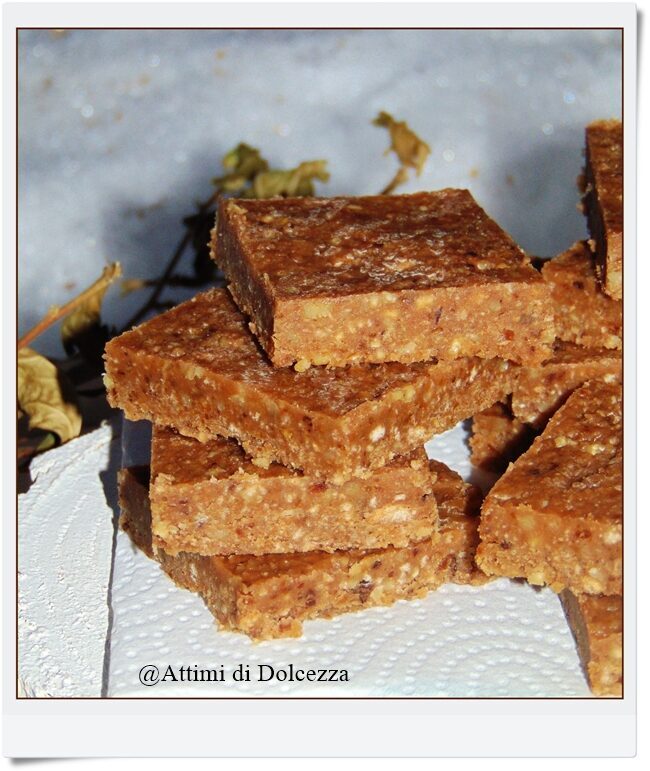 Biscotti senza cottura ai datteri e noci