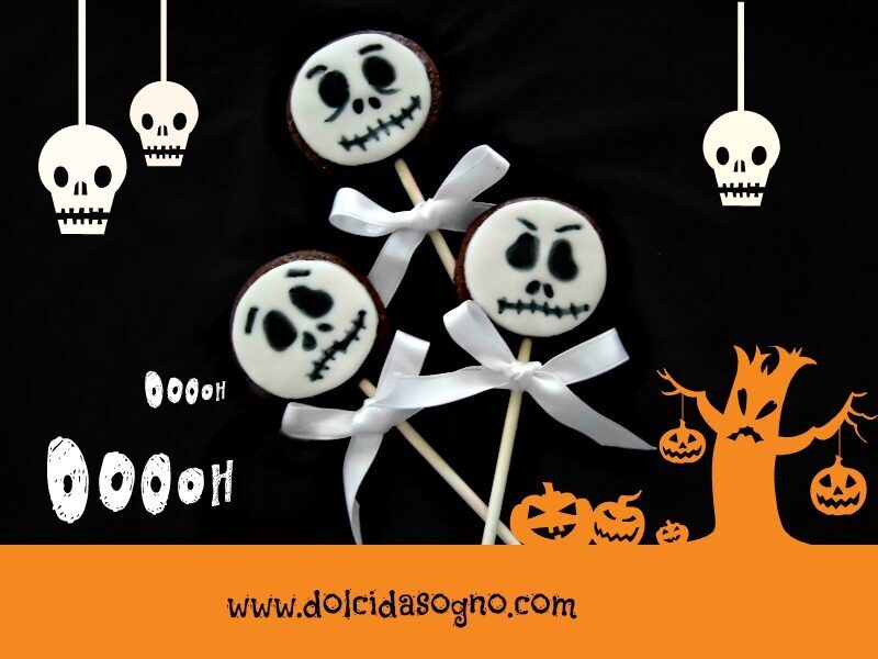 Biscotti su stecco a forma di teschio per halloween