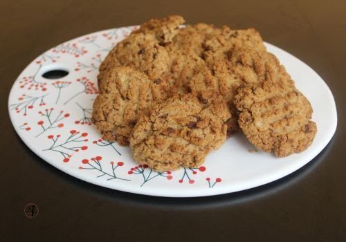 Biscotti vegetali al burro di arachidi cotti in friggitrice ad aria