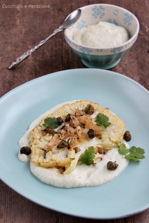 Bistecca di cavolfiore con tahini, cipolle e capperi fritti di ottolenghi