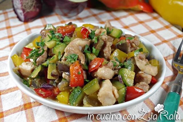 Bocconcini di pollo con dadolata di verdure