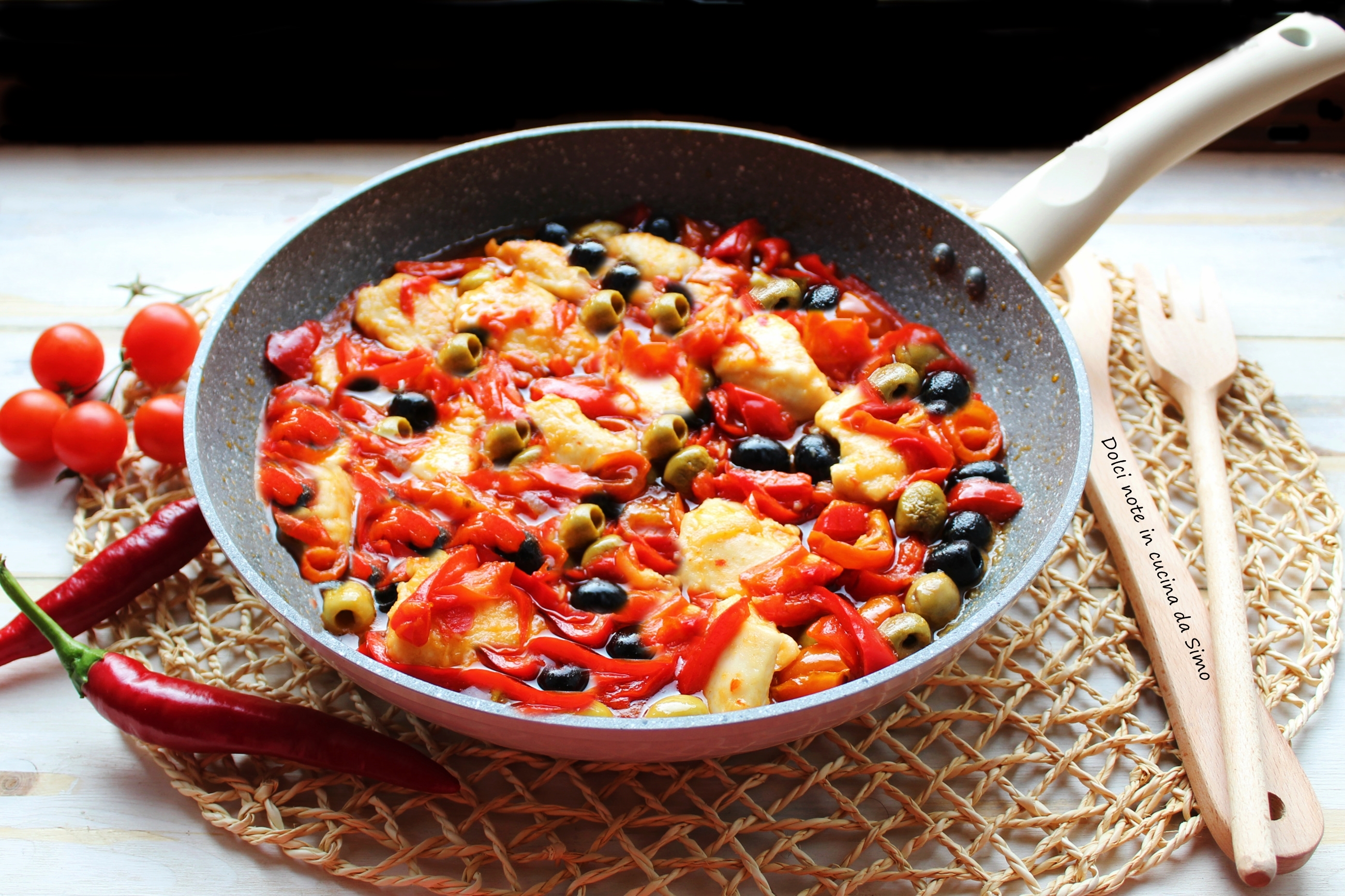 Bocconcini di pollo con peperoni e olive