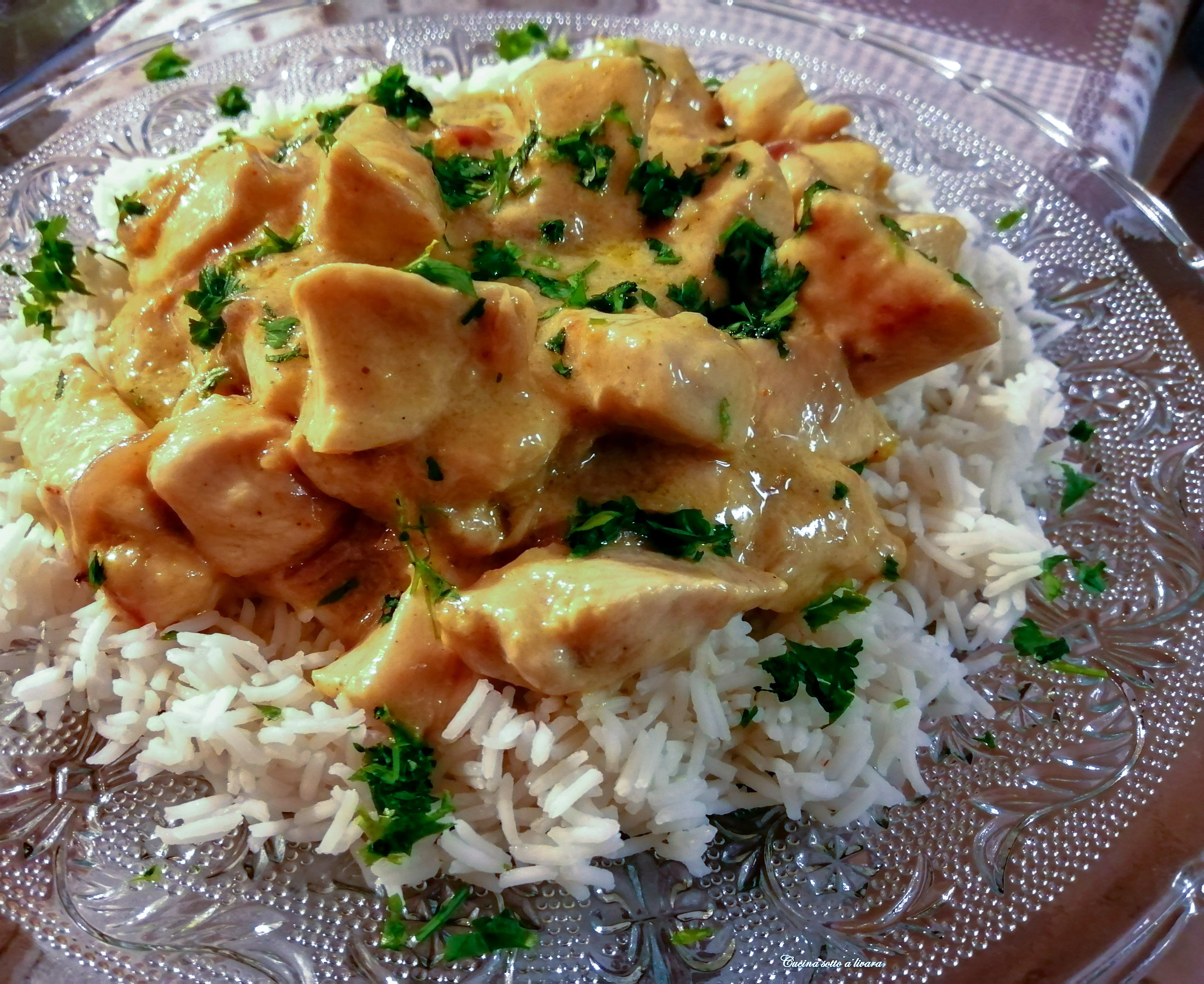 Bocconcini di pollo e riso basmati