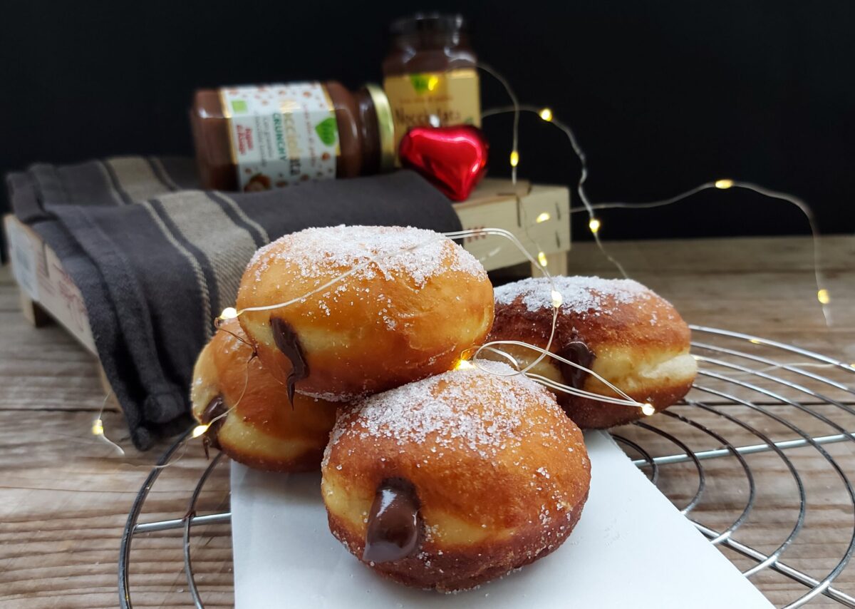 Bomboloni fritti alla nocciolata