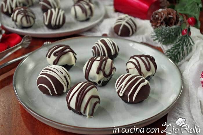 Bon bon oreo glassati al cioccolato
