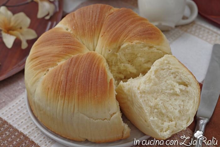 Brioche gomitolo (wool roll bread)