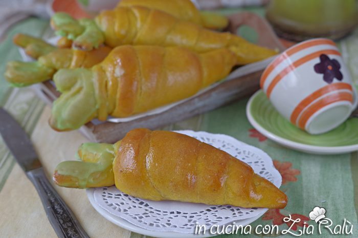 Brioche senza uova a forma di carota