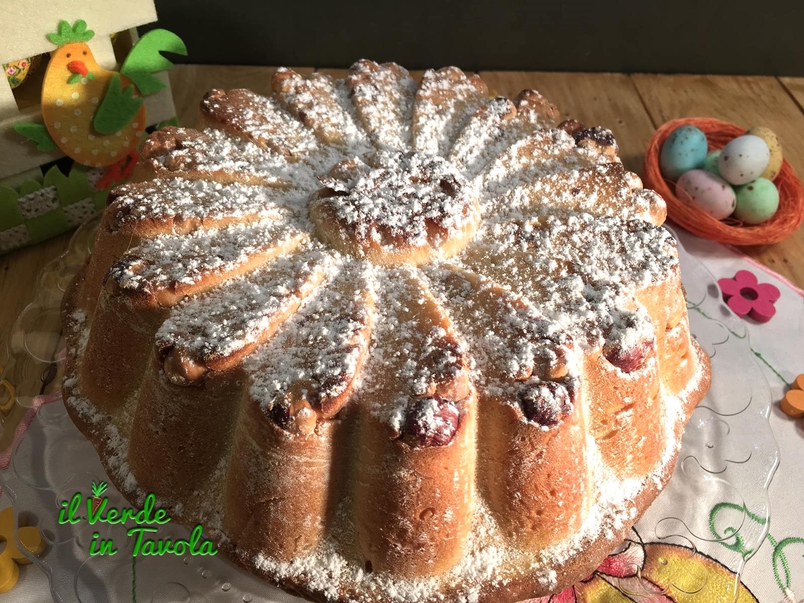 Brioche vegana a forma di fiore con nocciole