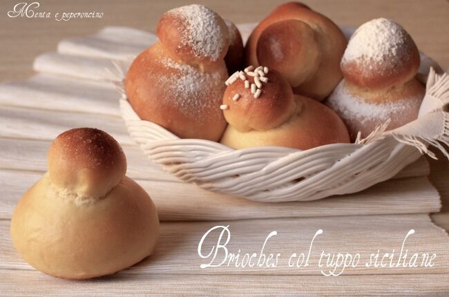 Brioches col tuppo siciliane