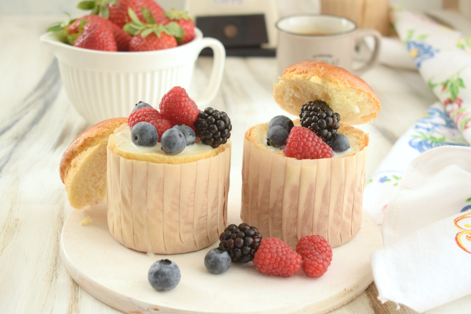 Brioches con crema al latte e frutti di bosco