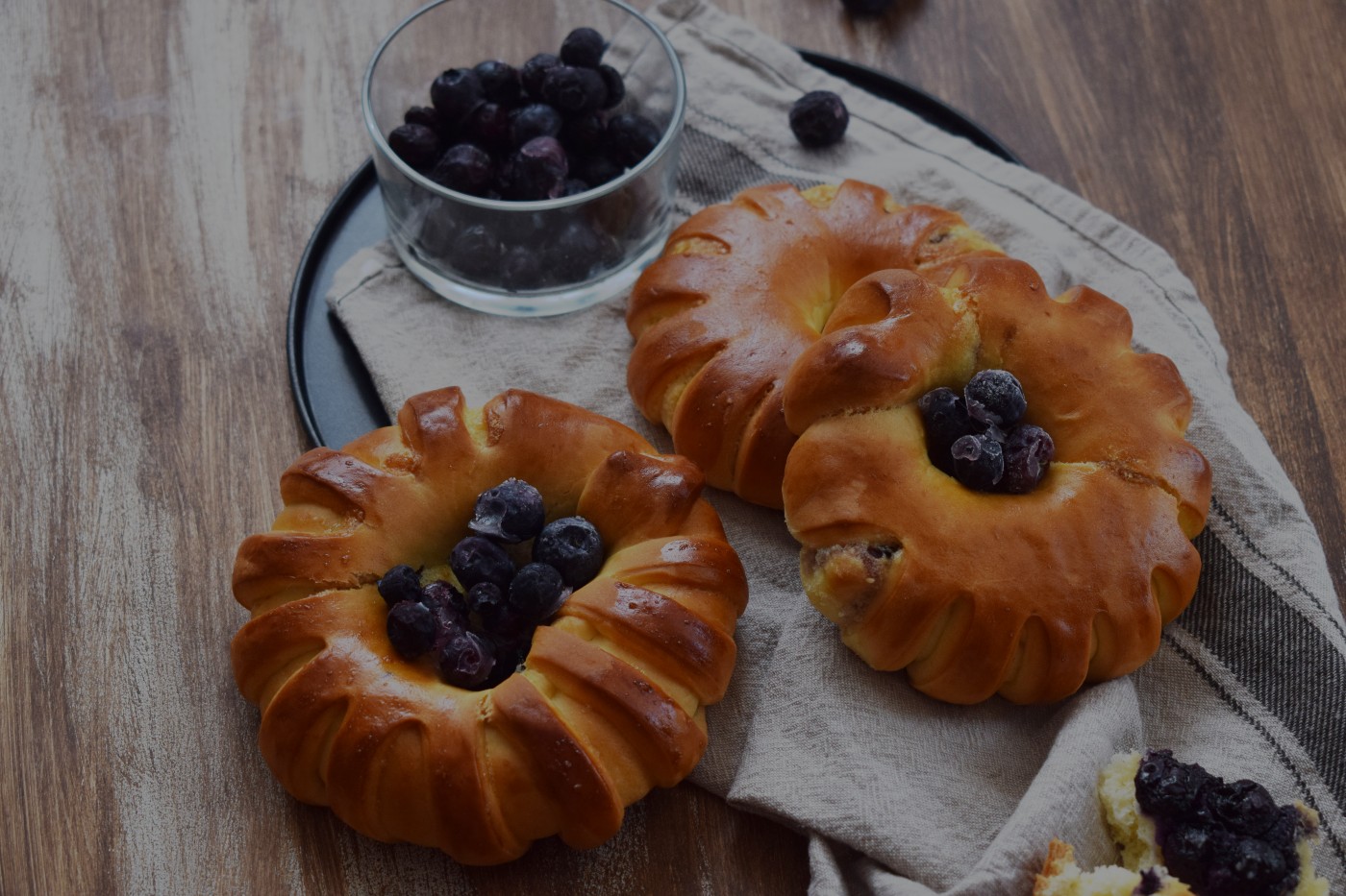 Brioches con crema frangipane e mirtilli freschi