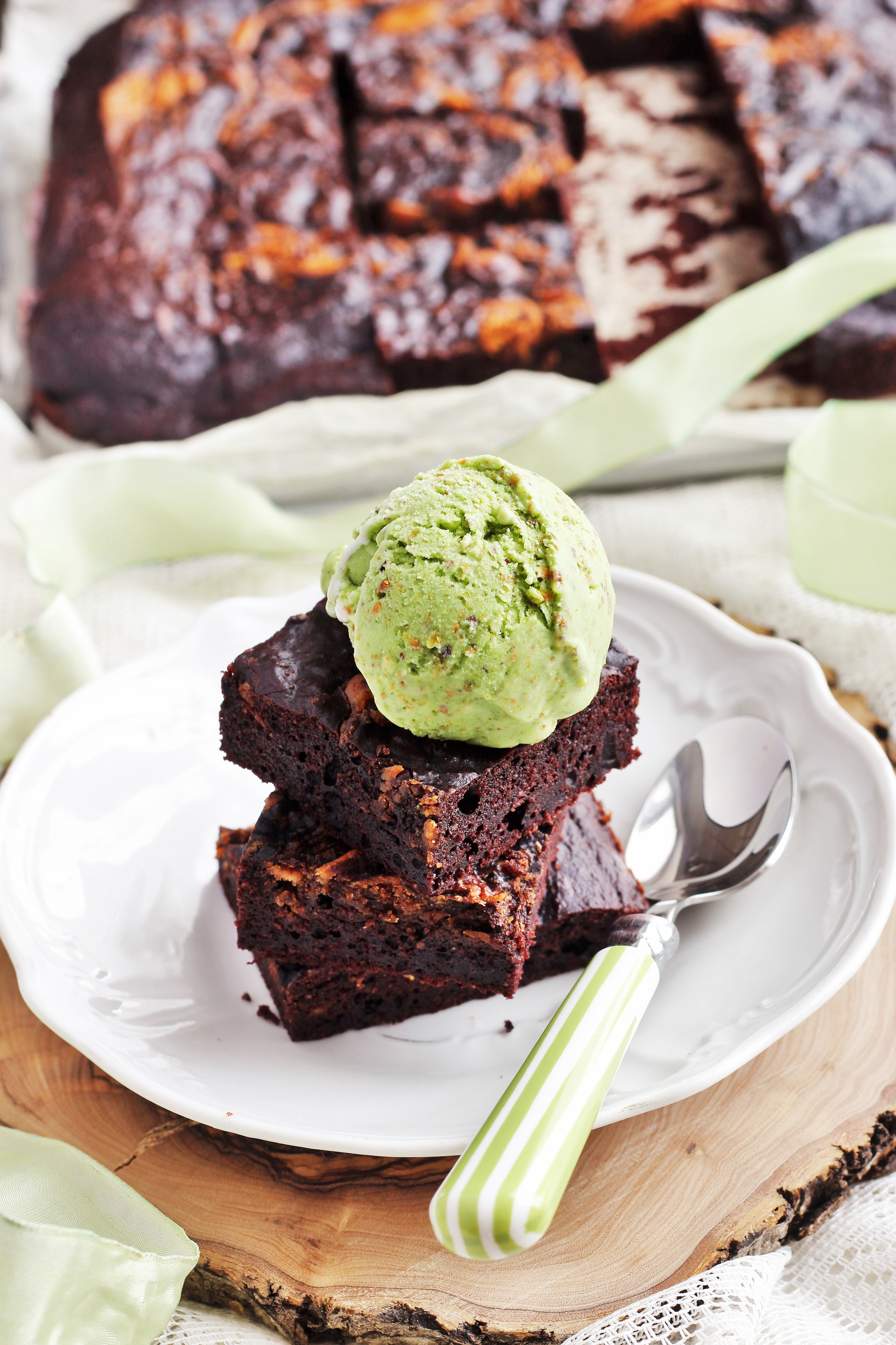 Brownies al cacao con gelato al pistacchio