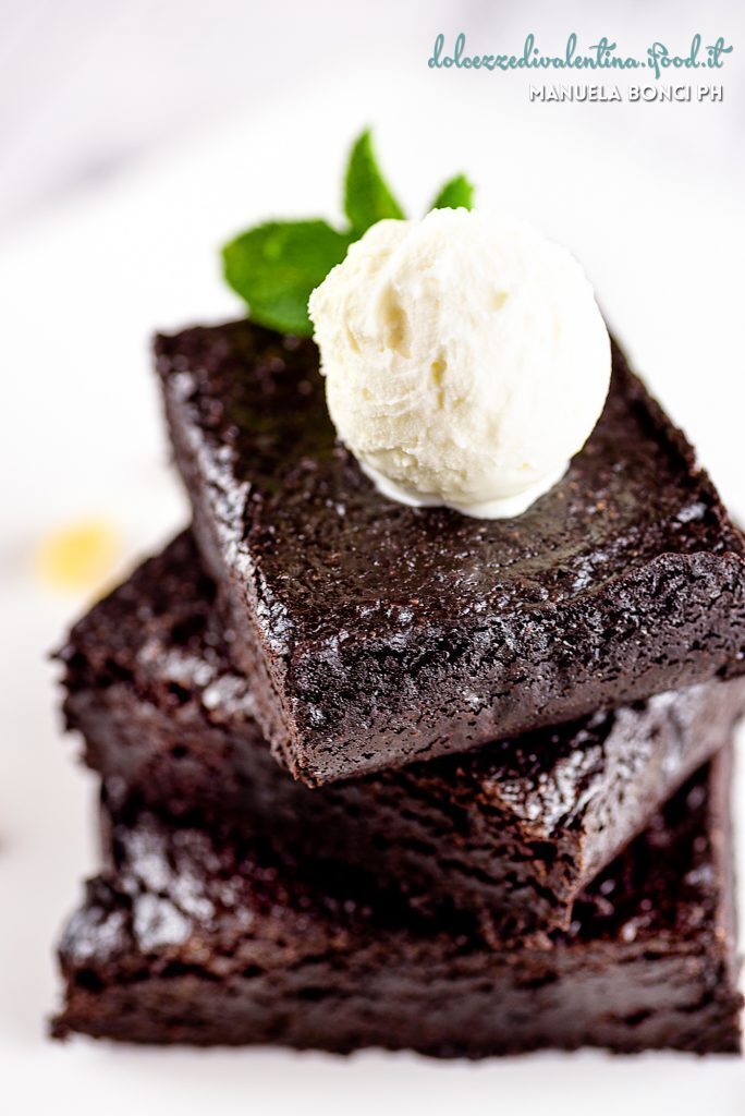 Brownies al cioccolato fondente con gelato allo zenzero