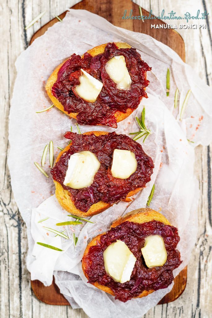 Bruschetta con confettura di cipolle rosse