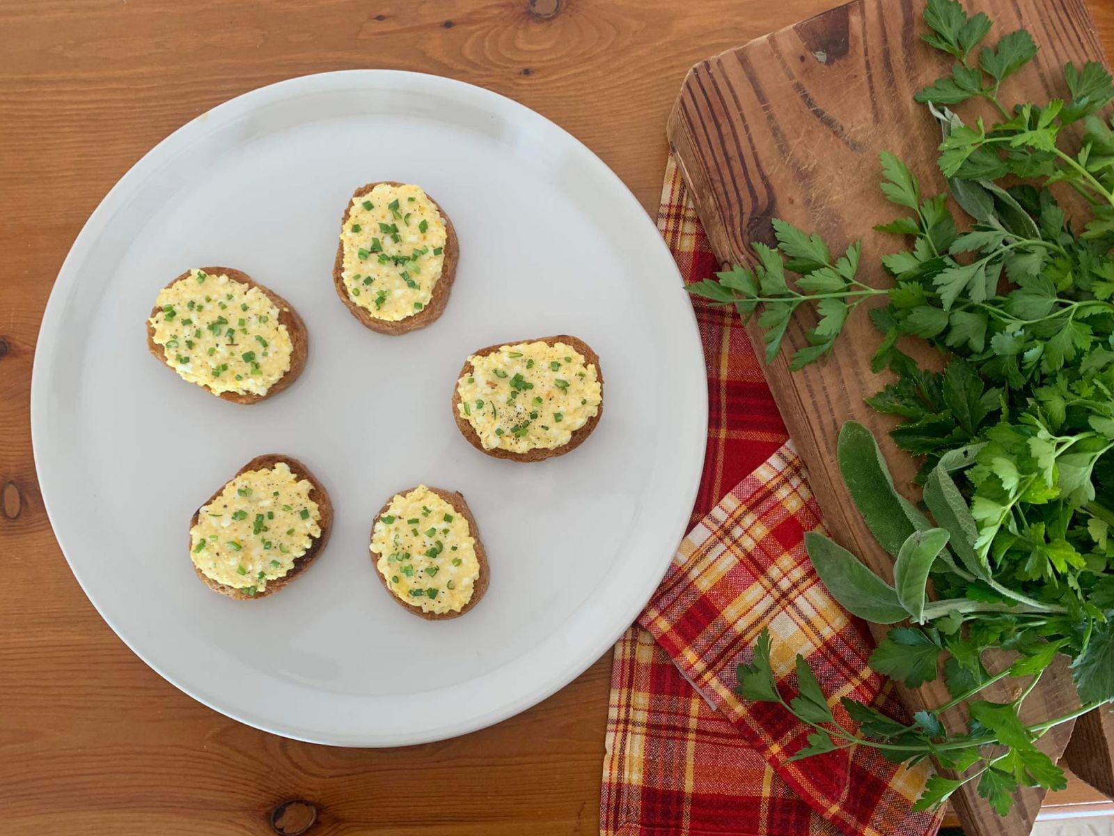 Bruschetta con crema di uova e rosmarino